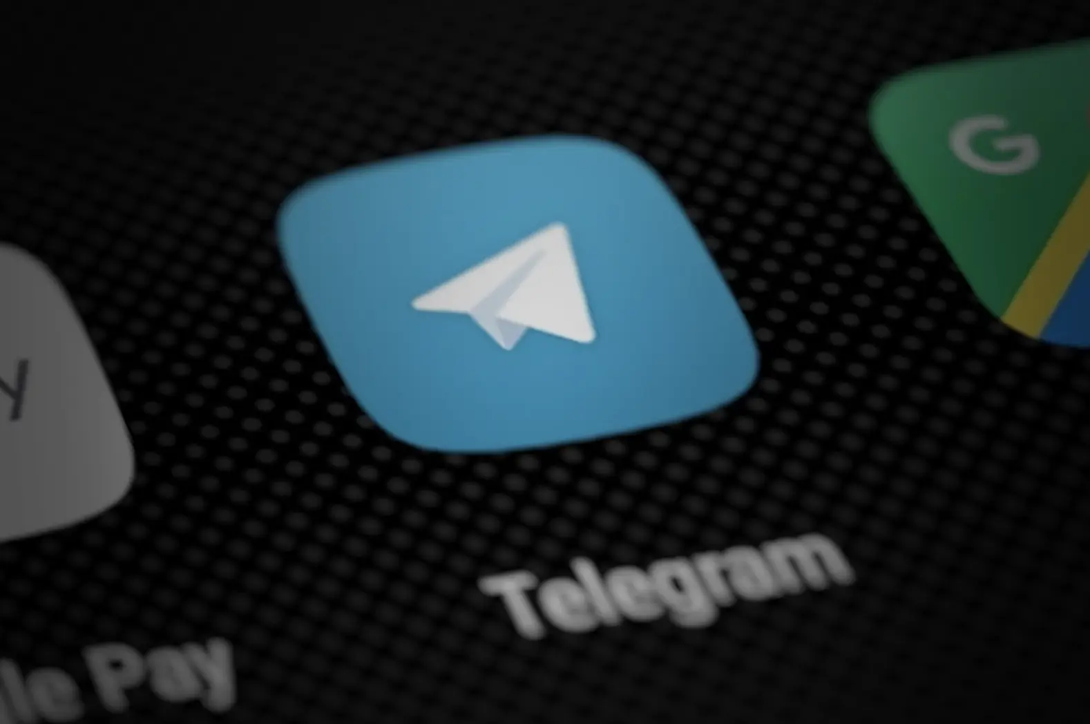 Сбои в работе Telegram, WhatsApp в России вызывают слухи