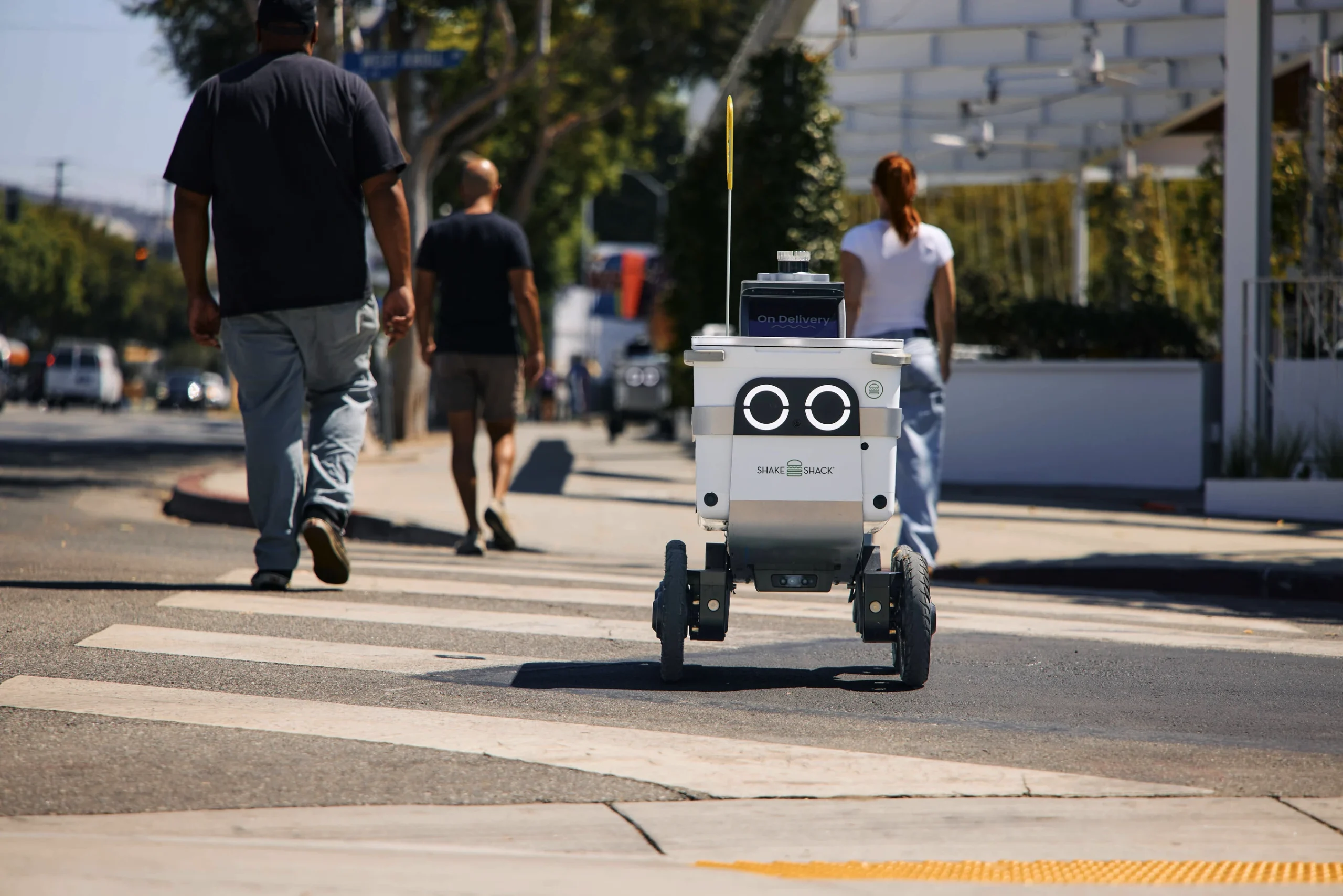 Shake Shack и Serve Robotics объединяются, чтобы доставлять еду с помощью роботов в Лос-Анджелесе