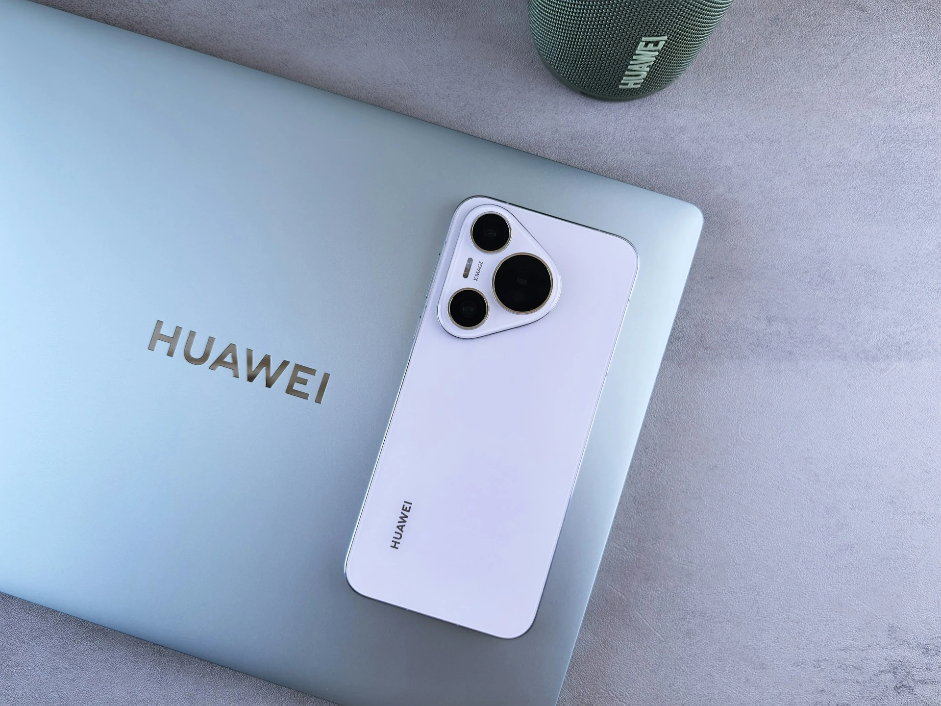 Huawei запускает трехсекционный телефон после презентации Apple за $2,800