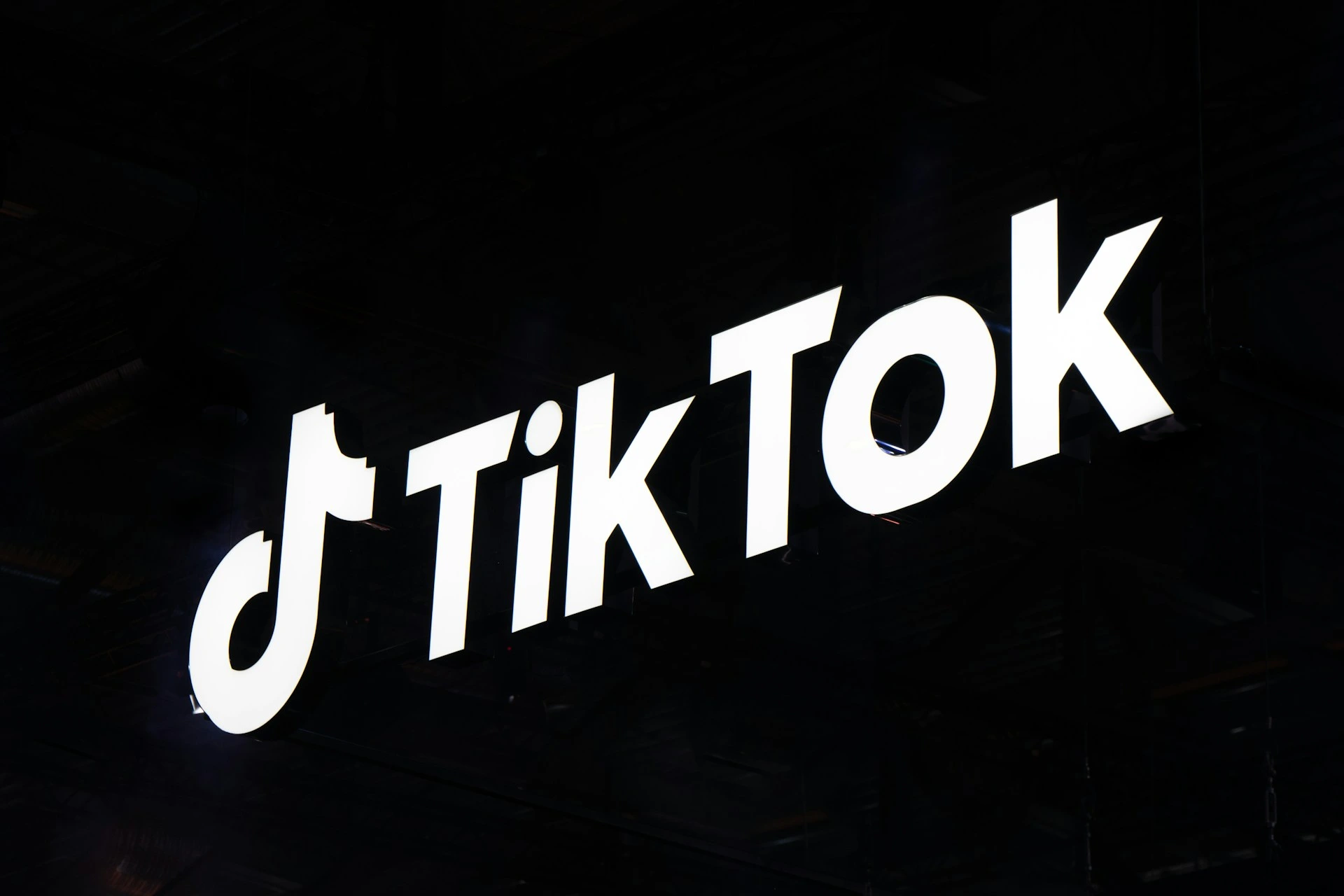 TikTok увольняет сотни сотрудников при переходе на модерацию контента с помощью ИИ