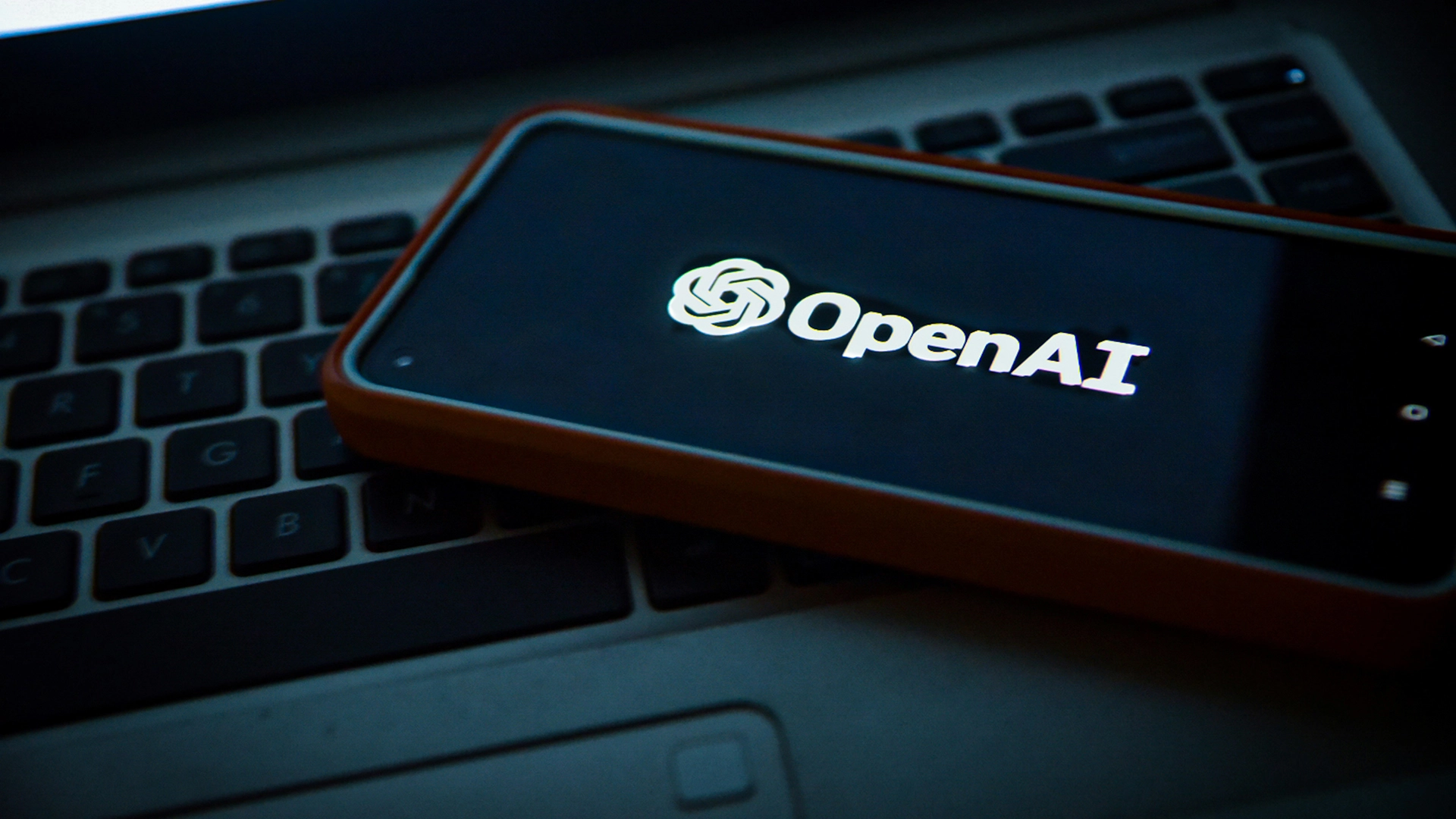 Стартап в области технологий вступает в бой с OpenAI и Jony Ive из-за обвинений в краже идей искусственного интеллекта